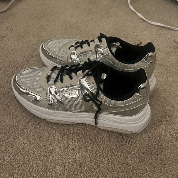 Nine West Silver Sneakets Size 7.5 - Picture 1 of 3